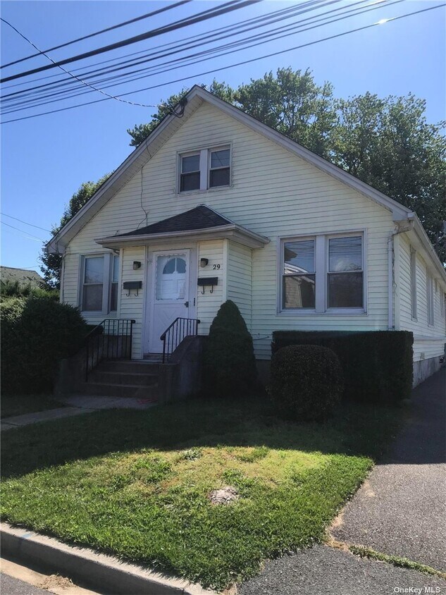 29 Nostrand St, Farmingdale, NY 11735 Apartment for Rent in