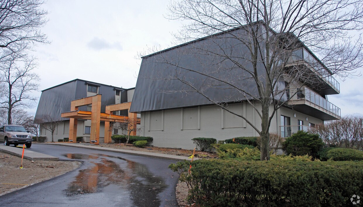 Building Photo - 3755 Orchard Lake Rd