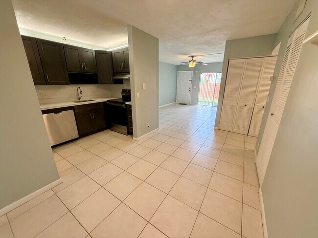 Foto del edificio - 3253 NW 104th Ave