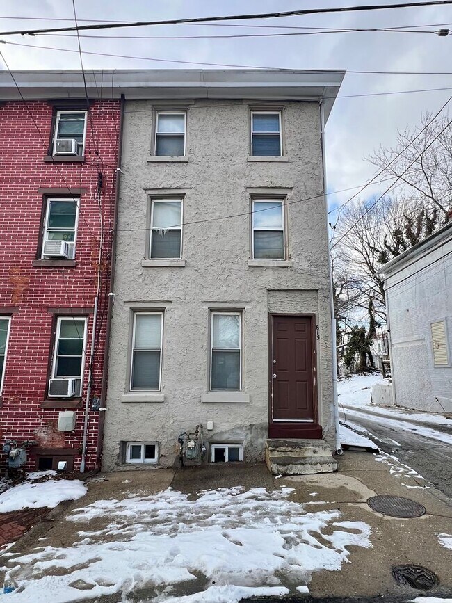 Foto del edificio - 3-Bedroom + Bonus Room | 1-Bath End-of-Row Townhome in Norristown – Available Now!