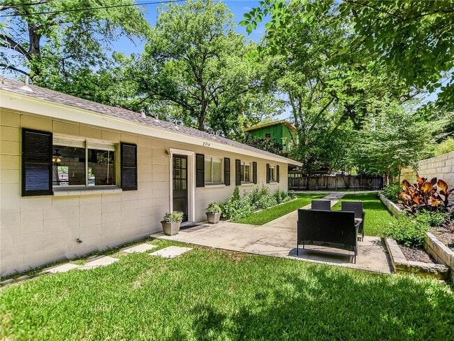 Building Photo - 2714 Edgewater Dr