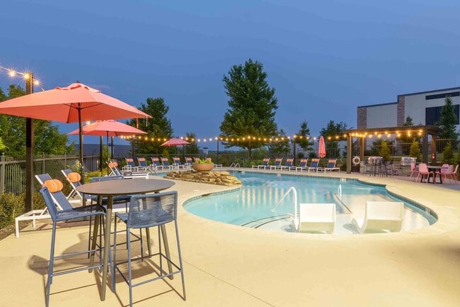 Building Photo - Aventura Falcon Valley