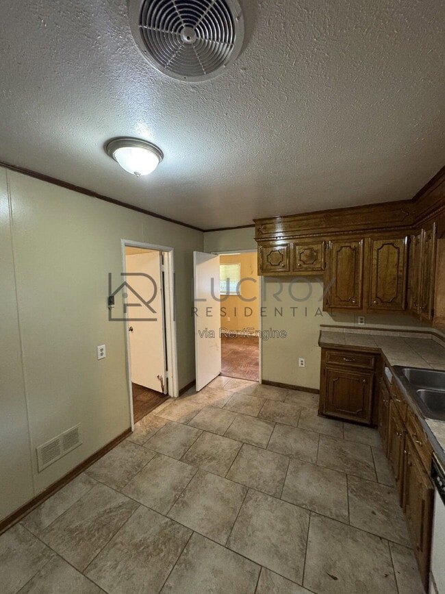 Building Photo - 3038 Lakewood Dr