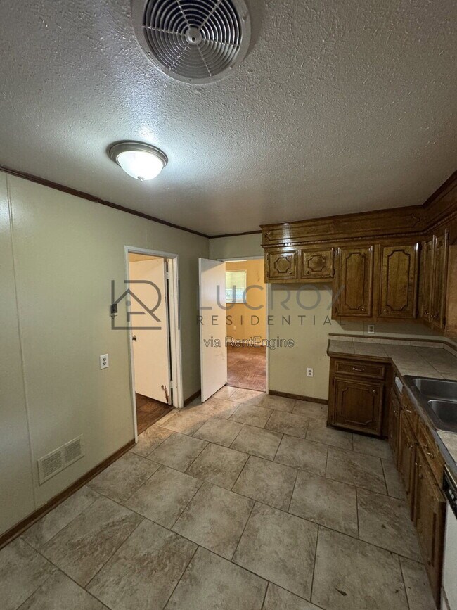 Foto del edificio - 3038 Lakewood Dr