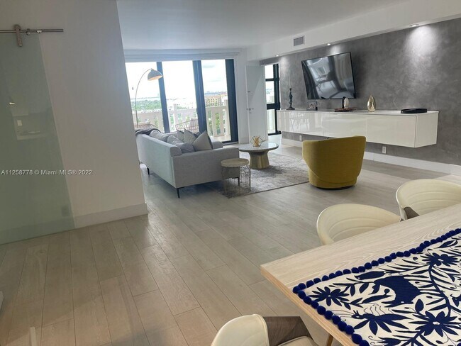 Foto del edificio - 1111 Crandon Blvd