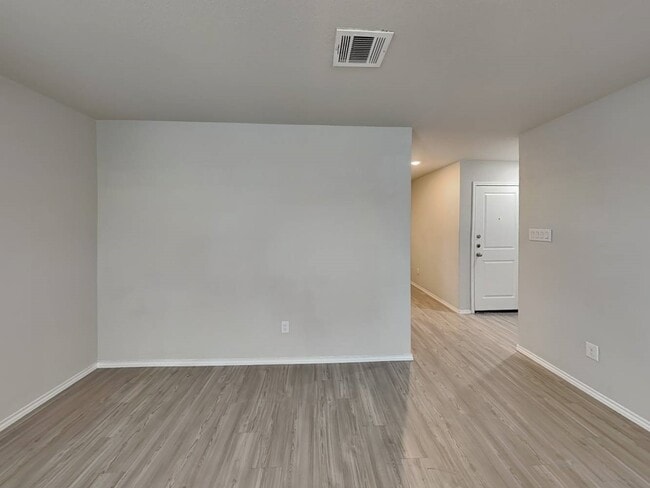 Building Photo - 3238 Kornberg Dr