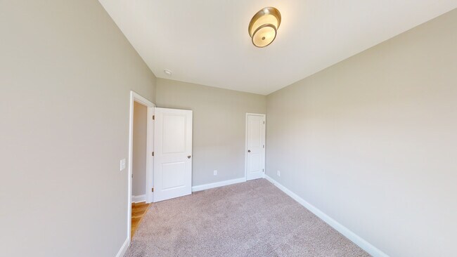 Building Photo - Midtown Oaks 15