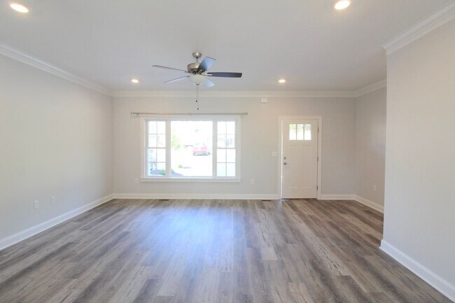Foto del edificio - Stylish and Spacious Townhome Near Sentara – 4 Beds | 3.5 Baths | 2,300 Sq. Ft.