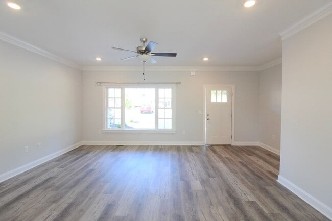 Building Photo - Stylish and Spacious Townhome Near Sentara...