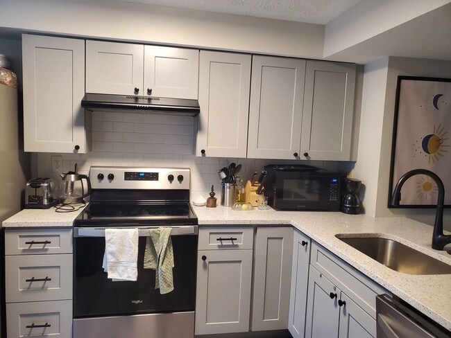 Building Photo - 5993 Rowanberry Dr