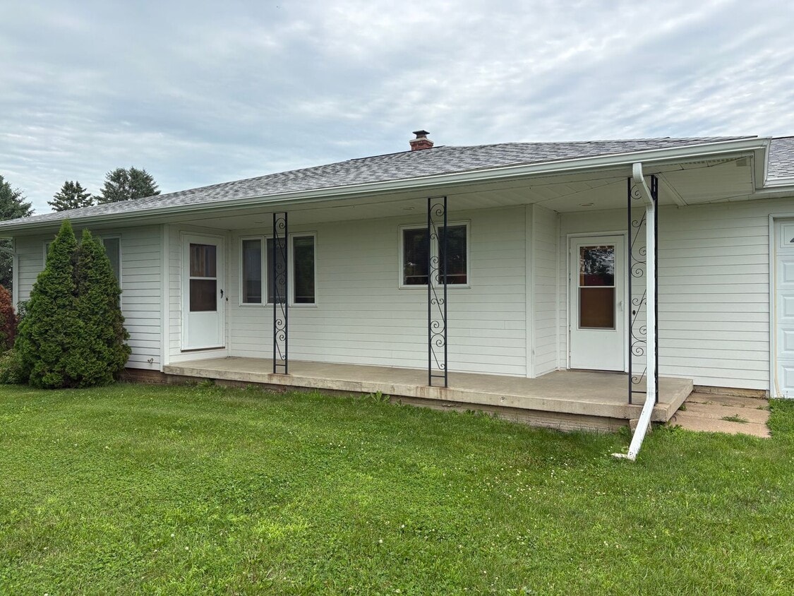 Foto principal - 2 bedroom 1 bath ranch style home