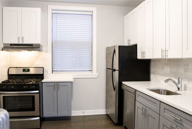 Building Photo - 5061 N Damen Ave