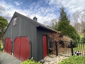 Building Photo - 592 Horse Pond Rd