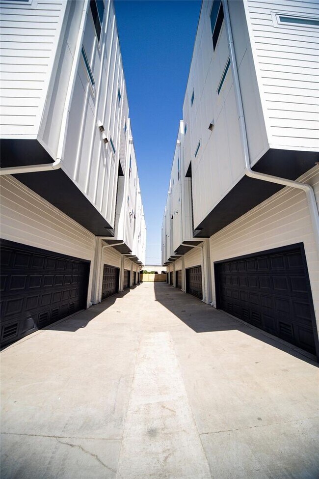 Building Photo - Beautiful Townhome in the Cultural District - 248