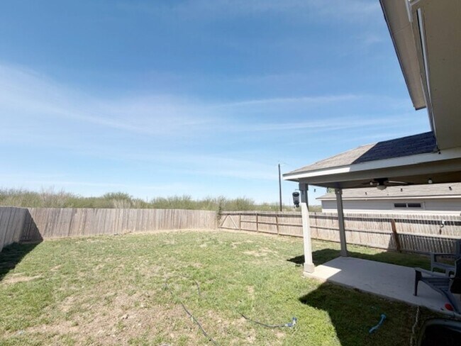 Foto del edificio - Charming 3 BD/2.5 Located Near Randolph AFB! Move in May 2026!