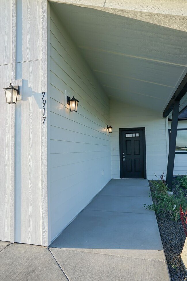 Building Photo - Just Completed  Beautiful Two Bedroom Two ...