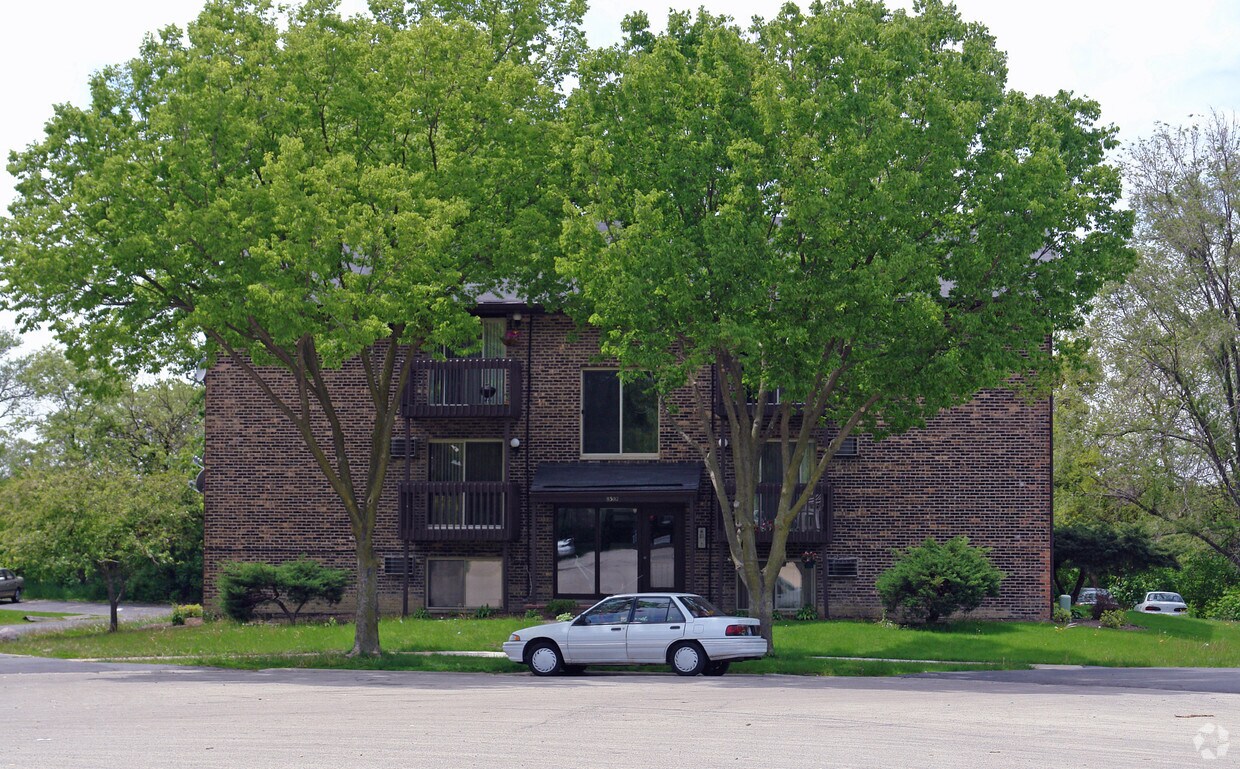 Building Photo - 8302-8358 Woodland Dr