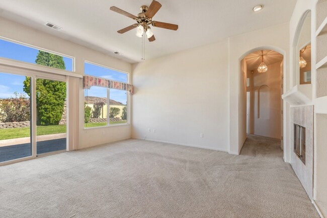 Building Photo - 3 Bedroom, 2 Bath home in Double Diamond Neighborhood
