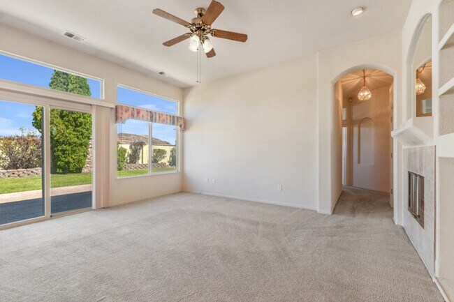 Foto del edificio - 3 Bedroom, 2 Bath home in Double Diamond Neighborhood