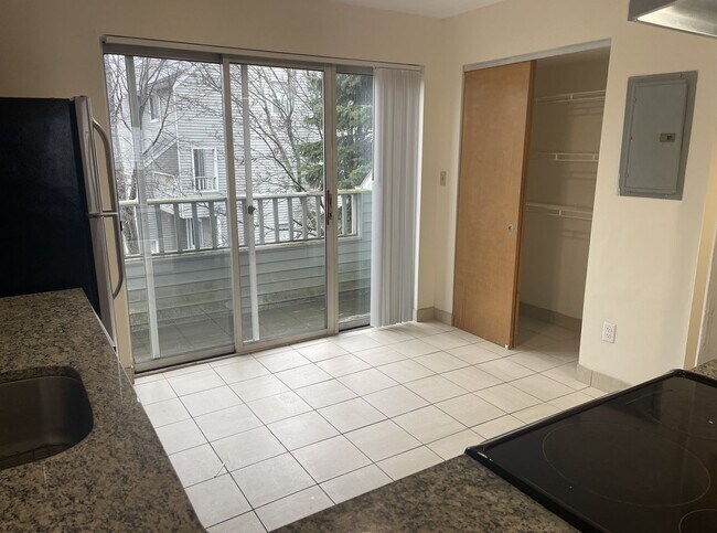Foto del edificio - 2-bed & 1.5 bath Townhouse with AC & Parking in Boston Landing  Family + Pet Friendly