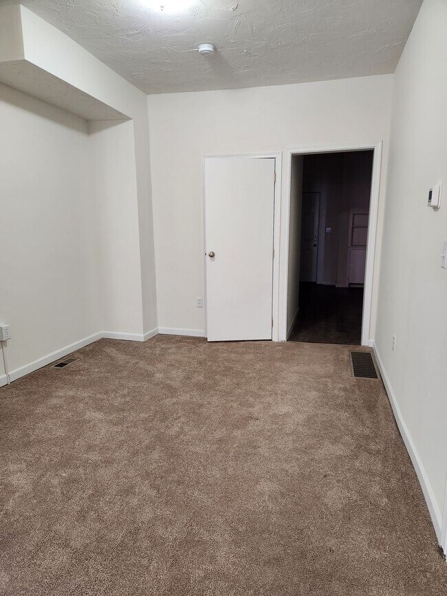 Foto del edificio - 4 br, 1.5 bath House - 468 WALNUT STREET