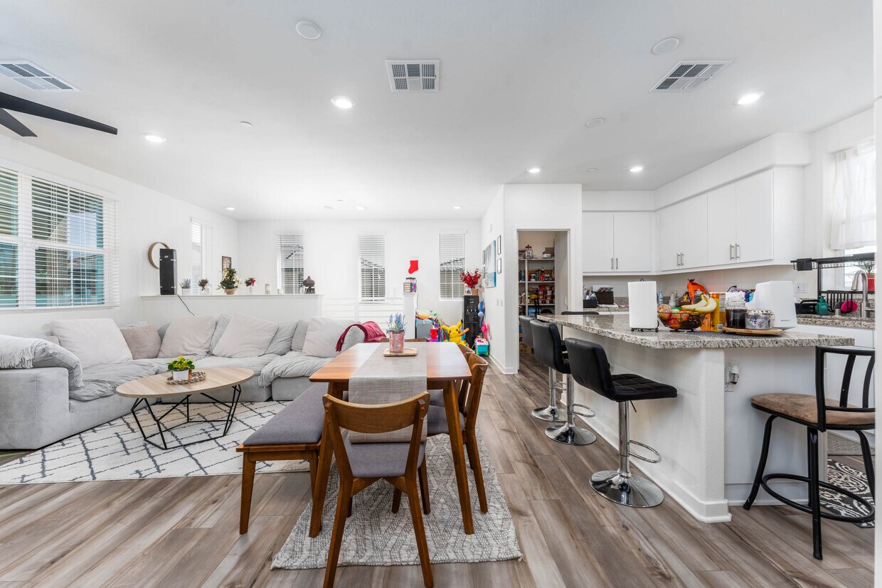 Foto principal - 8276 Traveller St