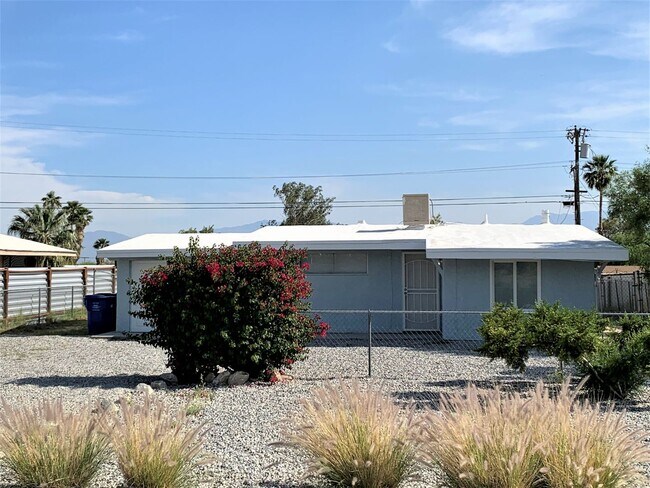 Foto del edificio - 2 bedroom 1 bath home with attached 1 car ...