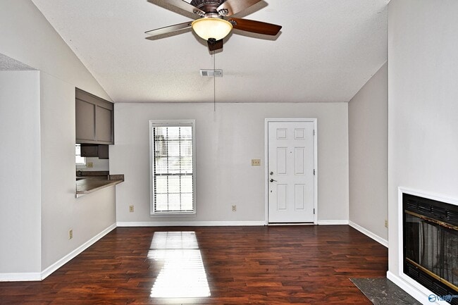 Building Photo - 721 Mathis Dr SE