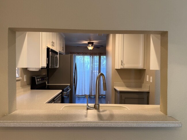 Foto del edificio - Beautiful 3-Bedroom Condo with Private Out...