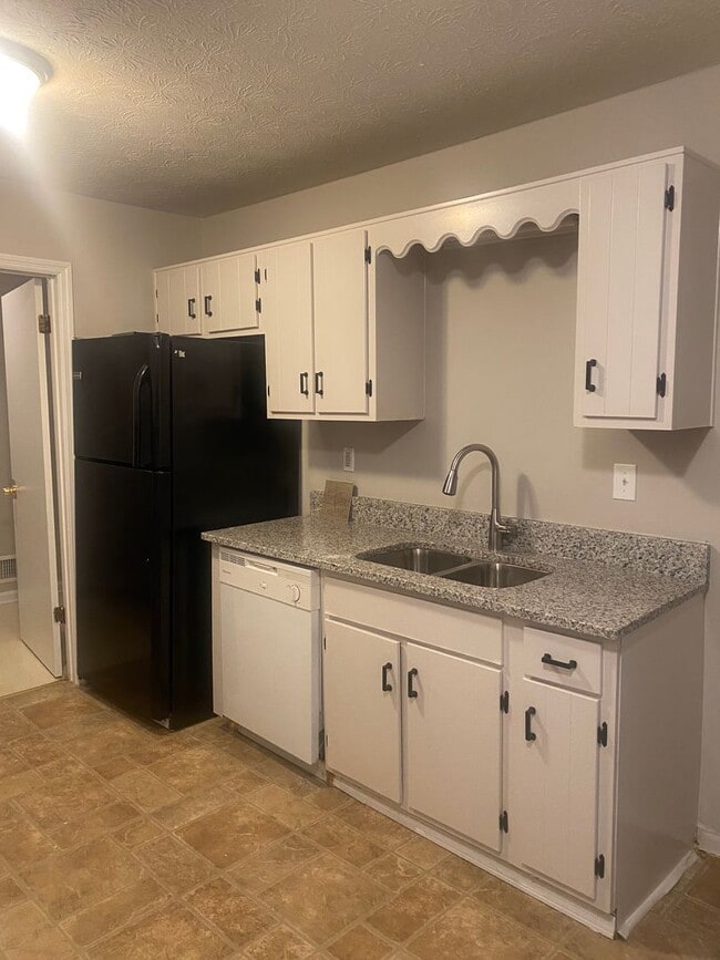 Building Photo - Beautifully Remodeled 2-Bedroom, 2-Bath Ho...