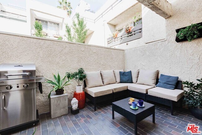 Foto del edificio - 960 N San Vicente Blvd