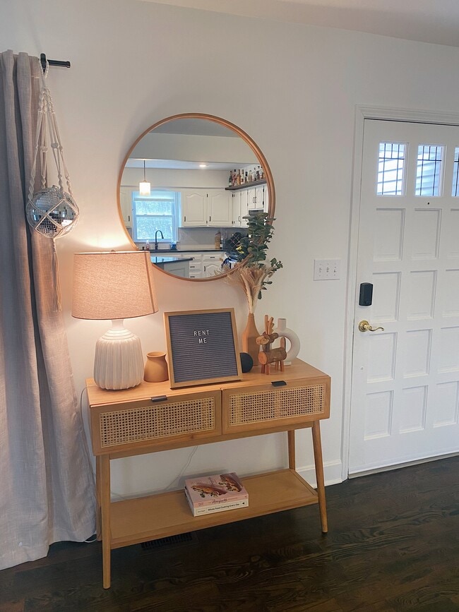 Front entryway-2 - 1131 NE Oak Tree Dr
