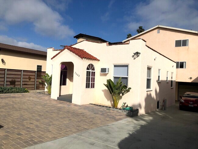 Front house in duplex - 3620 Greenfield Ave
