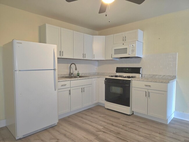 Foto del edificio - Freshly Renovated 2 Bedroom Townhome!
