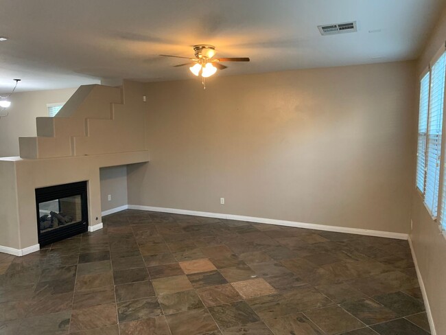 Building Photo - 5BD 3.5 BTH Two Story Home Available in Lo...