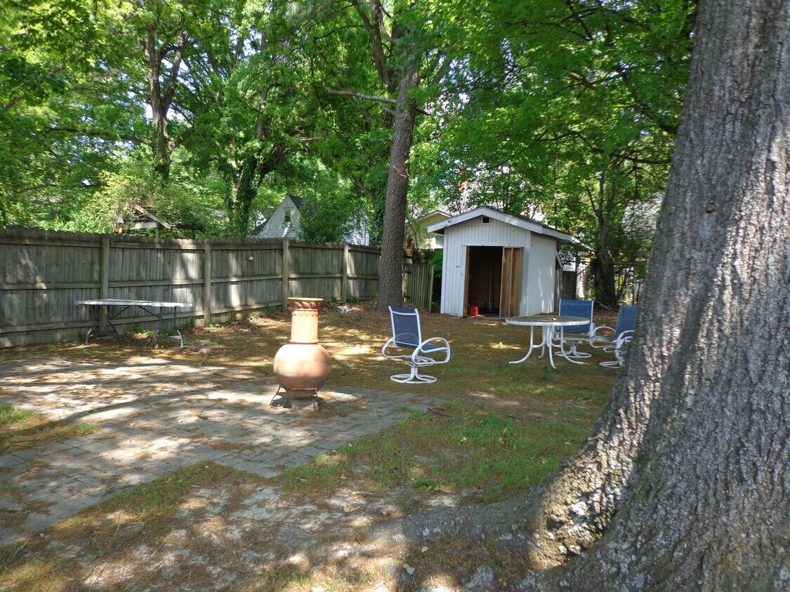 Building Photo - Bungalow style house with large yard!  Sto...