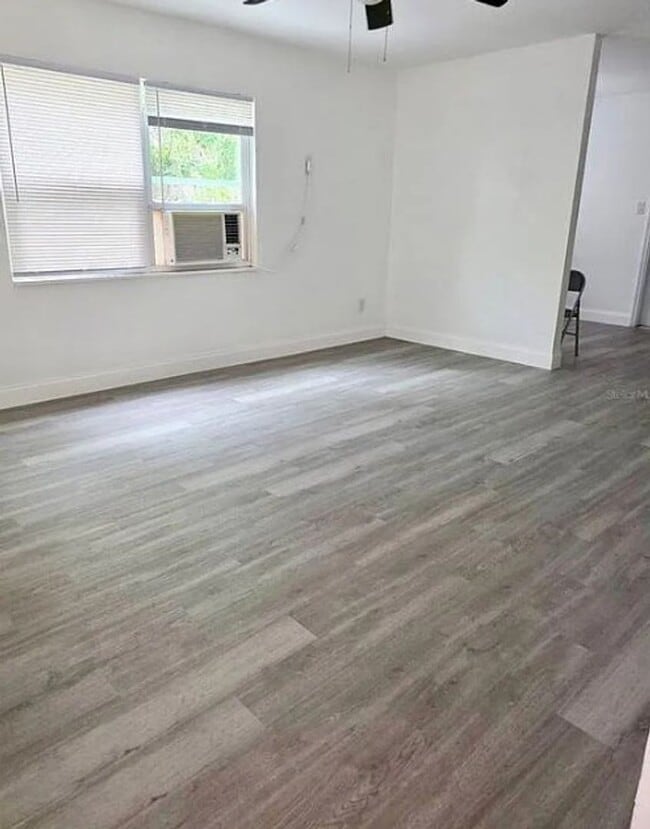 Foto del edificio - 2 bed 1 bath 2-plex with 850 sf. Off MLK (...
