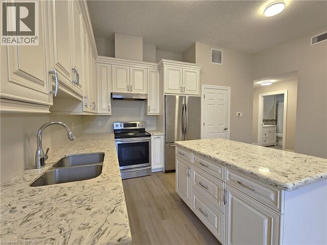 Building Photo - 757 King St E