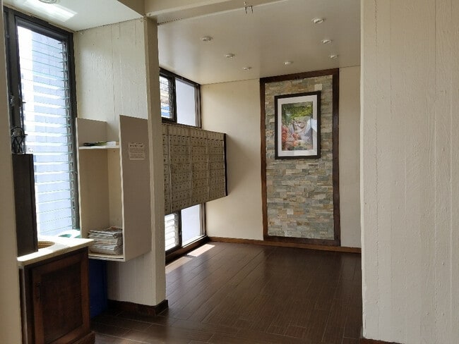 Building Photo - 320MUR