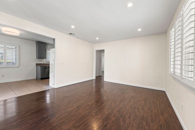 Foto del edificio - 10823 McVine Ave