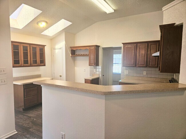 Foto del edificio - Nice single family in Grand Prairie with large, fenced back yard