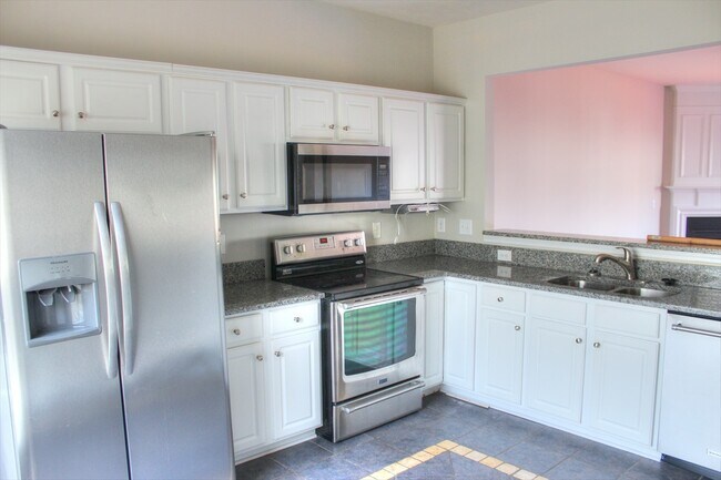 Building Photo - Great 2 Bedroom, 3 Floor Town Home with 1s...