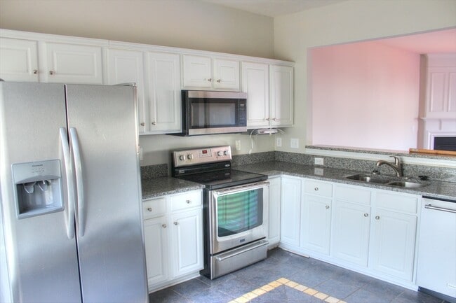 Building Photo - Great 2 Bedroom, 3 Floor Town Home with 1st Floor Bonus Room- Morrisville - Available July 15th!