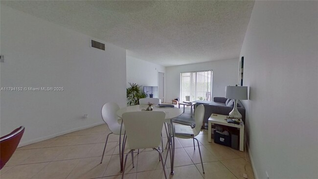 Foto del edificio - 21904 Lake Forest Cir
