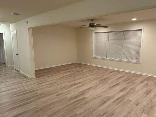 Foto del edificio - 235 US-90