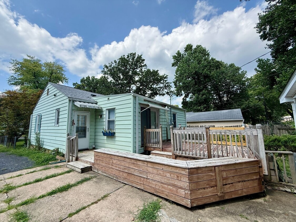 Primary Photo - 2 Bed / 1 Bath House with lots of Features...