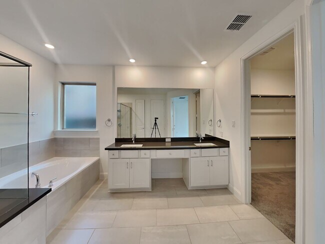 Foto del edificio - LIVING IN LUXURY! ½ off the first full month’s rent with move-in on or before 11/30/2025.