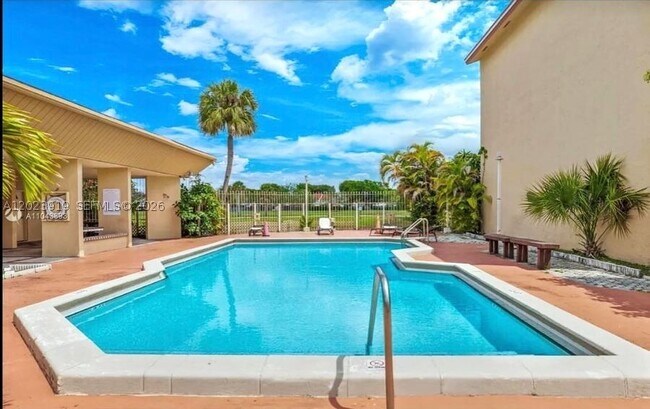 Foto del edificio - 341 W Park Dr