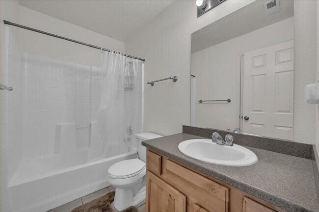 Building Photo - Hidden Valley Townhome!! END UNIT!