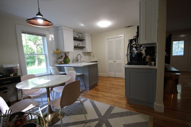 Building Photo - DEEP EDDY/TARRYTOWN UPDATED 2/1 house on 1...